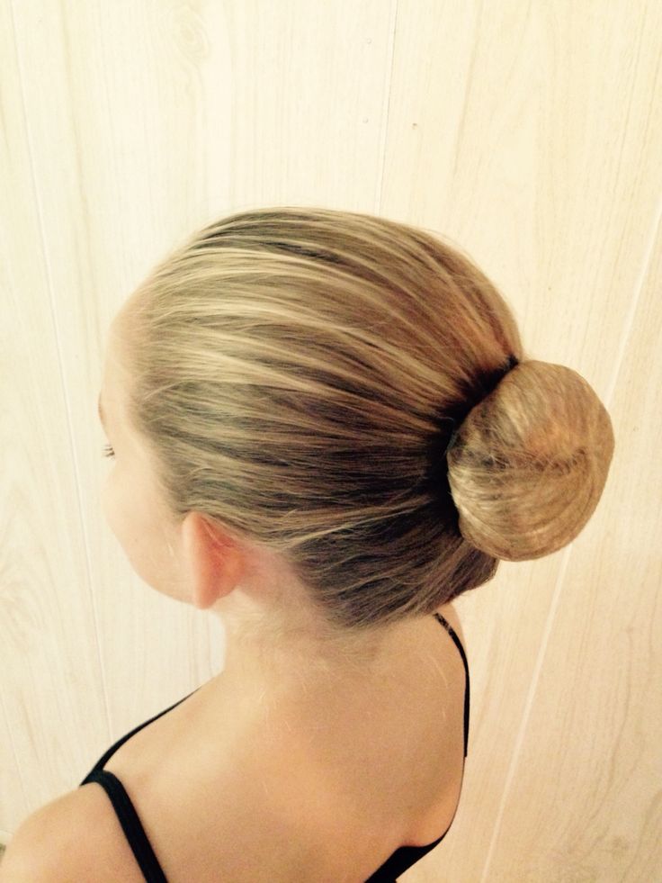 The perfect ballet bun Ballet Bun Hairstyles, Perfect Ballet Bun, Bun Ballet, Dance Bun, Dancer Hairstyles, Dance Hair Styles, Bun Prom Hairstyles, Ballet Buns, Classy Hairstyle