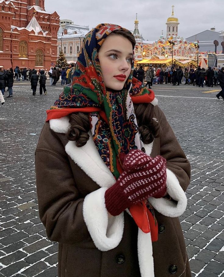 Russia Culture, Scarf Aesthetic, Eastern European Women, Russian Clothing, Russian Winter, Russian Culture, Winter Photoshoot, European Women, Winter Outfits Men