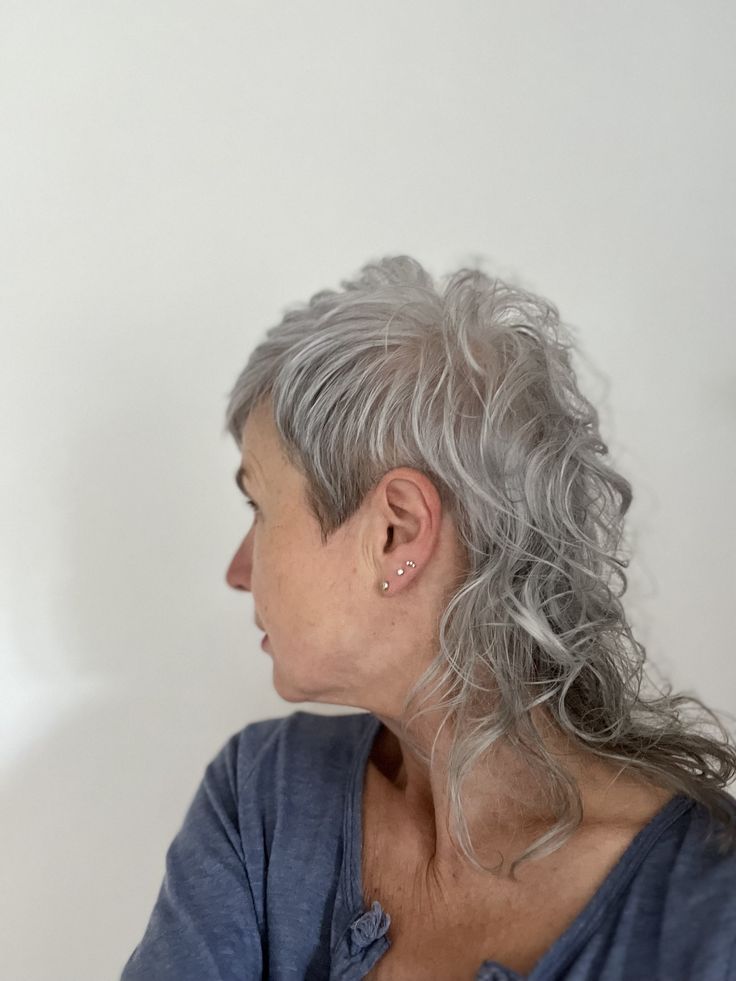 Grey Hair Mullet, Grey Transition Hair, Grey Transition Hair Highlights, Mullet For Women, Messy Mullet, Grey Mullet, Grey Transition, Wolf Cuts, Mama Hair