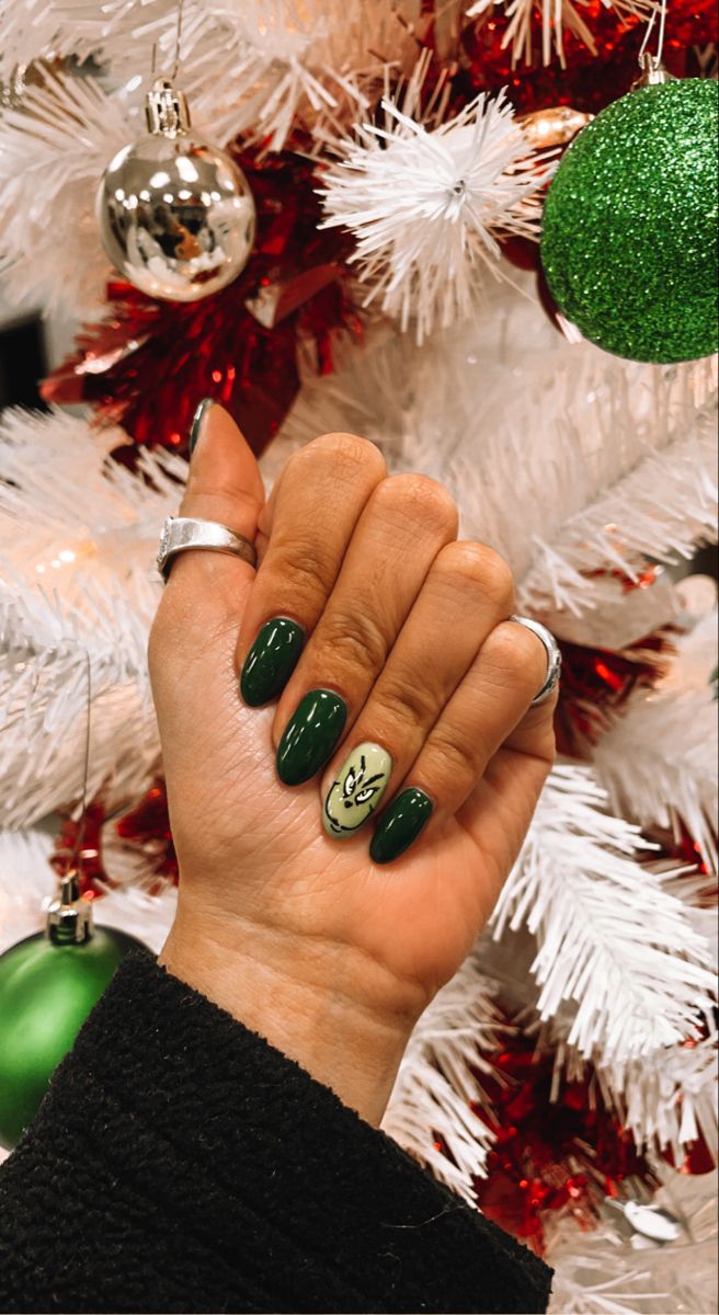 Christmas Gel Nails Designs Grinch, Grinch Nails Almond, Christmas Biab Nail Designs, Christmas Nails 2023 Grinch, Xmas Nails Grinch, Grinch Dip Nails, Christmas Nails Boho, Grinch Christmas Nails Easy, Christmas Nails The Grinch