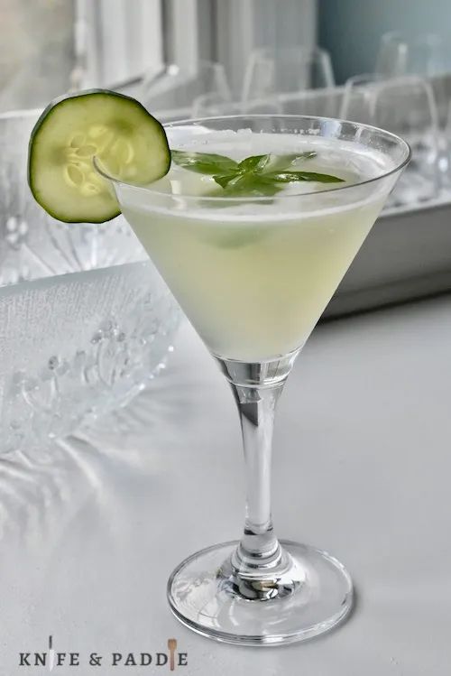 Cucumber Basil Martini, Cucumber Martini Recipe, Fresh Cocktail Recipes, Basil Martini, Cucumber Martini, Absolut Elyx Vodka, Dirty Martini Recipe, Lemon Margarita, Cocktail Corner