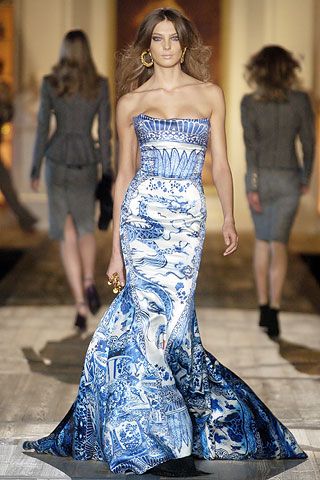 Roberto Cavalli Fall 2005. I never thought much of Victoria Beckham's style until I saw her wear this--she looked like an ancient Chinese vase (but, you know, human), and I LOVED it. Porcelain Dress, Cavalli Dress, Willow Pattern, Blue And White China, Blue And White Dress, Blue Willow, Gorgeous Gowns, Inspired Dress, Inspiration Mode