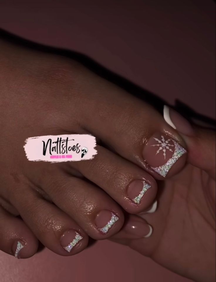 Peppermint Toenails Nail Design, Winter Toe Designs, Toe Christmas Nails, Christmas French Tip Toes, Acrylic Toes Christmas, Toe Nails Ideas Christmas, Christmas Toe Nails 2023, Pedicure Designs Toenails Christmas, White Christmas Toe Nails