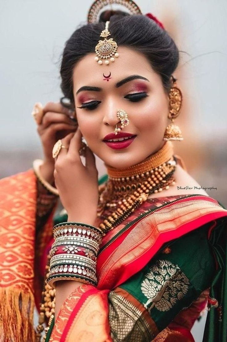 Maharashtrian Bridal Poses, Khopa Hair Maharashtrian, Bride Photoshoot Saree, Nauwari Bride Look, Maharashtrian Photoshoot, Marathi Mulgi Look, Khopa Hair Styles Maharashtrian, Marathi Pose, Marathi Look Traditional