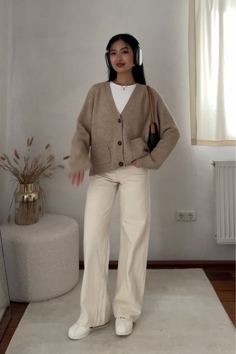 Autumn Minimal Outfit, Winter Outfit Skirt, Brown Cardigan Outfit, Neutral Aesthetic Outfits, Urban Fits, Sweatpants Aesthetic, Outfit Sweatpants, Outfit Ideas Street Style, Fall Outfit Aesthetic