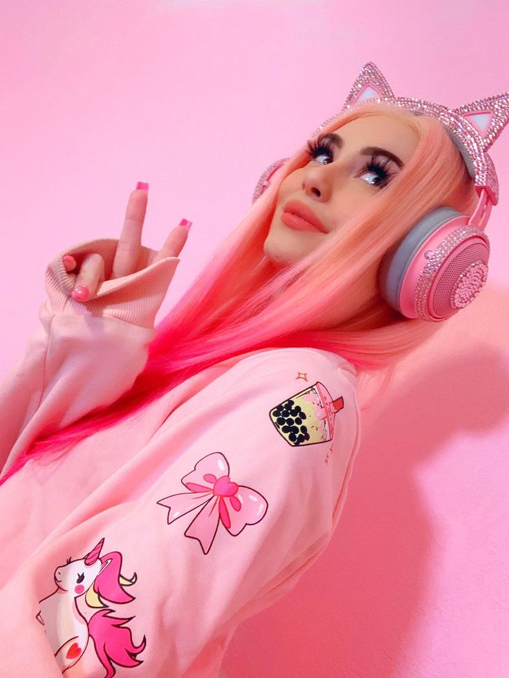 Subscribe to Leah ashe on yotube and folw her on tiktok @leahashe Leah Ashe, Famous Youtubers, Girl Celebrities, Roblox Pictures, Everything Pink, Cute Couples Goals, Celebrities Female, Girly Things, Beauty Women