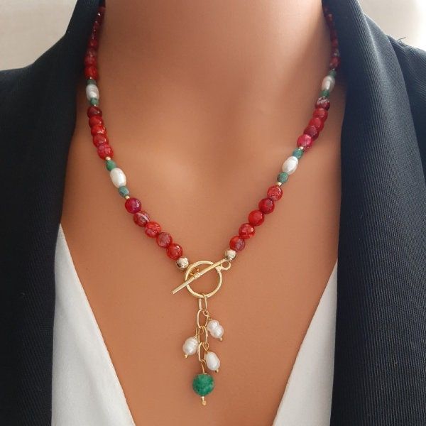 💖 Elegance and Love with Our Red Agate and Pearl Necklace! 💖 This stunning necklace combines the high positive energy of red agate with the delicate beauty of natural pearls. Measuring 44 cm, it's a timeless piece perfect for any season. It makes a thoughtful and elegant gift, beautifully packaged to delight your loved ones.✨ Product Details: Length: 44 cm Material: Agate Color: Red, Green Care Instructions: Avoid contact with perfume, water, and chemicals. Store in a pouch when not in use. Red Pearl Necklace With Charm As Gift, Red Pearl Necklace With Pearl Charm As Gift, Red Pearl Chain Necklace As Gift, Red Pearl Necklace With Round Beads, Red Agate Gemstone Necklace, Elegant Red Agate Necklace, Red Pearl Pendant Necklace As Gift, Red Pearl Necklace With Pearl Chain, Red Agate Pendant Necklace