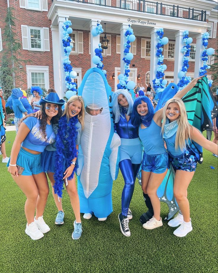 the cheerleaders are posing for a photo