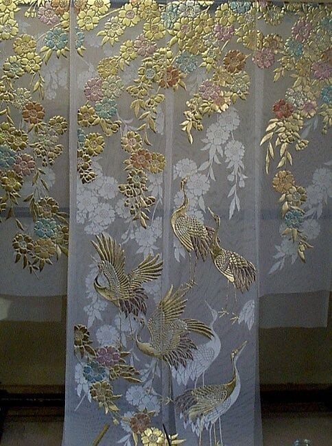 Embroidery Kimono, Japanese Traditional Clothing, Japanese Costume, Mode Kimono, Chinese Embroidery, Wedding Kimono, Asian Inspiration, Kimono Design, Traditional Kimono