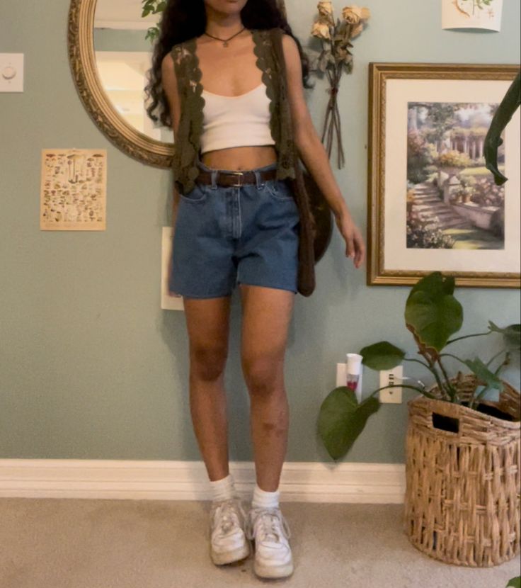 Tooturnttina Outfits, Current European Fashion Trends, Artsy Concert Outfit, Dinner Movie Date Outfit, Levi Jorts Outfits, Basic Coachella Outfits, Summer Folk Concert Outfit, Spring Chilly Outfit Casual, Whimsigoth Shorts Outfit