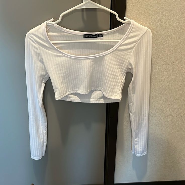 Never Worn White Long Sleeve Crop Top Trendy White Top For Brunch, Trendy White Tops For Brunch, White Long Sleeve Crop Top For Spring, White Crop Top For Fall Day Out, White Cropped Top For Brunch, Trendy White Crop Top For Fall, White Trendy Crop Top For Day Out, Trendy White Crop Top For Day Out, White Long Sleeve Crop Top