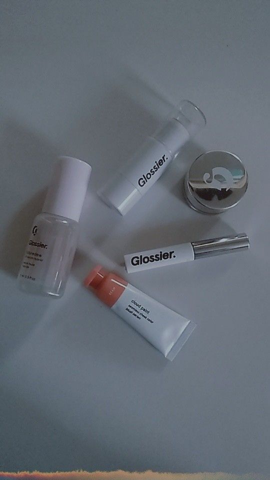 Glossier Future Dew, Glossier Skin Care, Future Dew, Best Glossier Products, Glossier Skin, Aesthetic Glossier, Glossier Haloscope, Glossier Aesthetic, Makeup Glossier