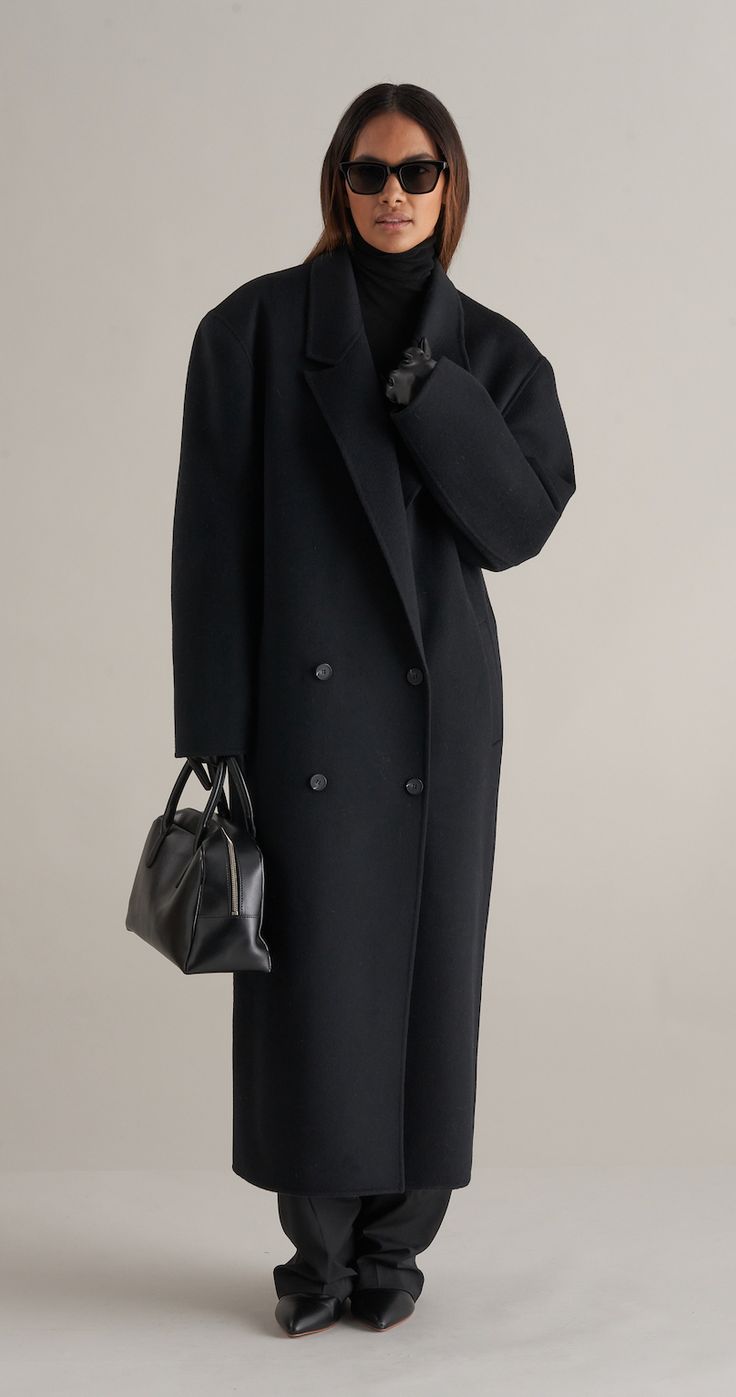 Classic Winter Looks For Women, Winter Outfits Wool Coat, Styling Black Coat, Black Tailored Coat Outfit, Long Winter Coats Women Outfit, Long Black Wool Coat Outfit Winter, Oversized Long Coat Outfit, Oversized Black Wool Coat, Oversized Black Trench Coat