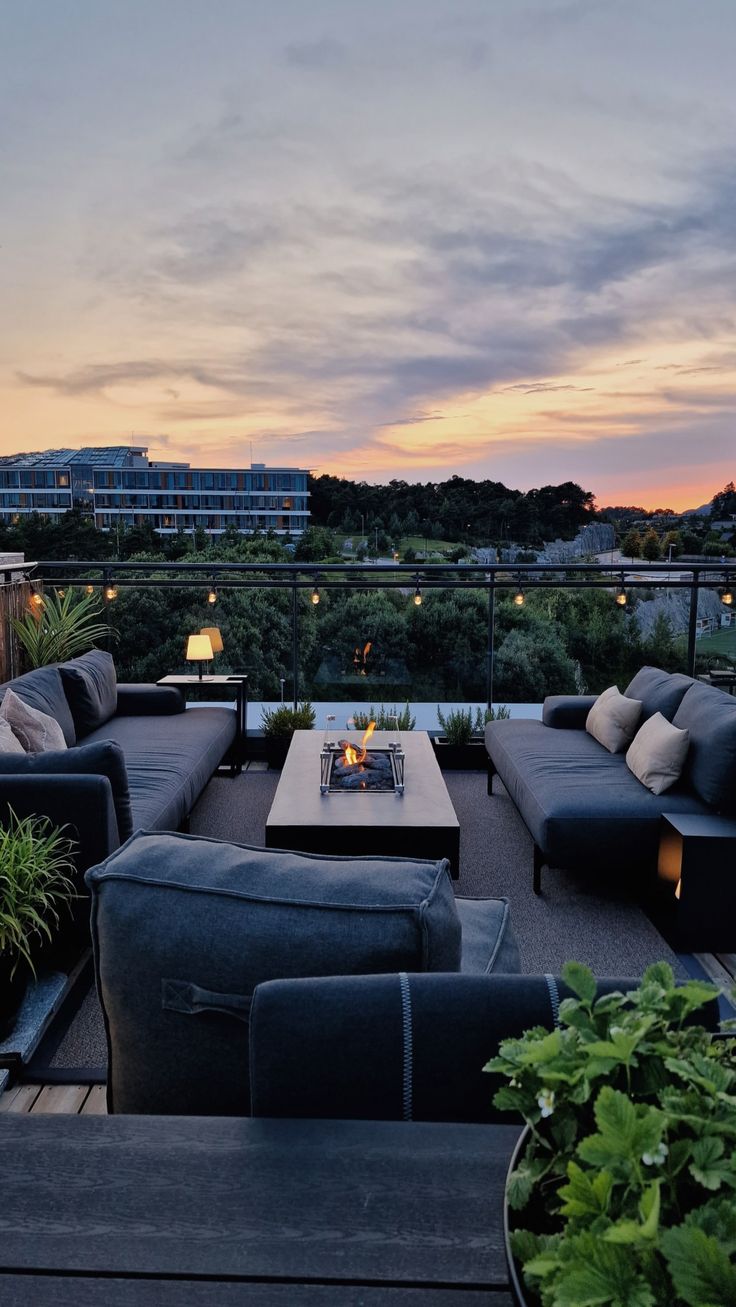 #rooftop #apartment #rooftopgarden #penthouseapaetment #rooftopideas Townhome Rooftop Patio, Nyc Penthouse Terrace, Best Terrace Design, Penthouse Terrace Ideas India, Home Rooftop Ideas, Rooftop Terrace Design Roof Deck, Roof Top Design Ideas, Penthouse Garden Rooftop Terrace, Rooftop Decoration Ideas