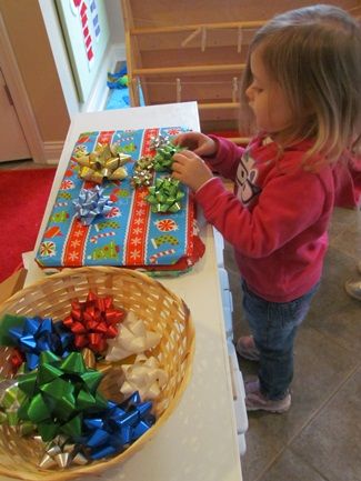 Christmas bow magnetic play in preschool Daycare Toys, Nursery Christmas, Homeschooling Activities, Christmas Units, December Activities, Toddler Class, Dramatic Play Preschool, Cookie Sheets, Dramatic Play Centers