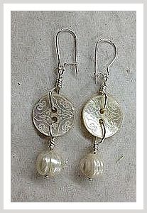 Jewelry Accessories - Buy while it is still available - So take action right now! Click to visit! Vintage Jewelry Ideas, Seashell Earrings, Vintage Jewelry Crafts, Wire Jewelry Designs, Diy Buttons, Earrings Simple, Homemade Jewelry, Funky Jewelry, Handmade Wire Jewelry