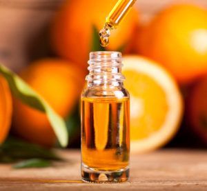 8 Sweet Benefits of Orange Essential Oil - Euphoric Herbals Mandarin Essential Oil, Citrus Oil, Glass Spray Bottle, Orange Essential Oil, Best Oils, Lotion Bars, Orange Oil, Carrier Oils, Sweet Orange