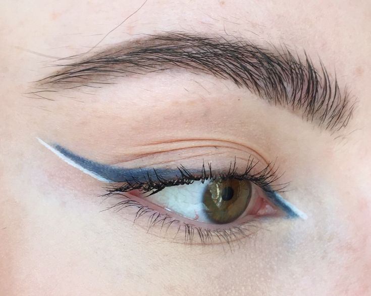 Blue Liner On Brown Eyes, Blue And White Graphic Liner, Blue And White Eyeliner Looks, Blue White Eyeliner, White Eyeliner For Hooded Eyes, Blue And White Eye Makeup, Blue And White Eyeliner, Liner Eye Makeup, White Eyeliner Looks