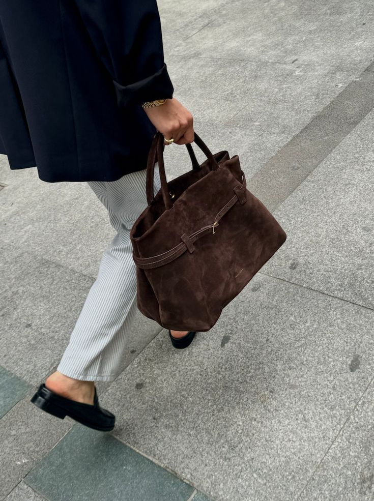 Suede Bag Outfit, Fall Bags, Suede Bag, Brown Bag, Bags Aesthetic, Bag Trends, Mode Inspo, Brown Bags, Mini Tote