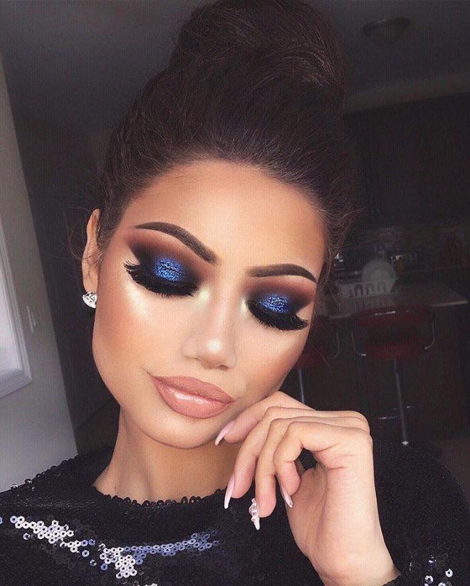 22 Makeup Looks You Can Rock this New Year’s Eve - Page 9 of 22 - VIVA GLAM MAGAZINE™ Navy Dress Makeup, Blue Eyeshadow Makeup, Make Up Designs, Trendy Eyeshadow, Cute Eyeshadow Looks, Prom Makeup Looks, Beauty Make-up, Trendy Makeup, Blue Eyeshadow