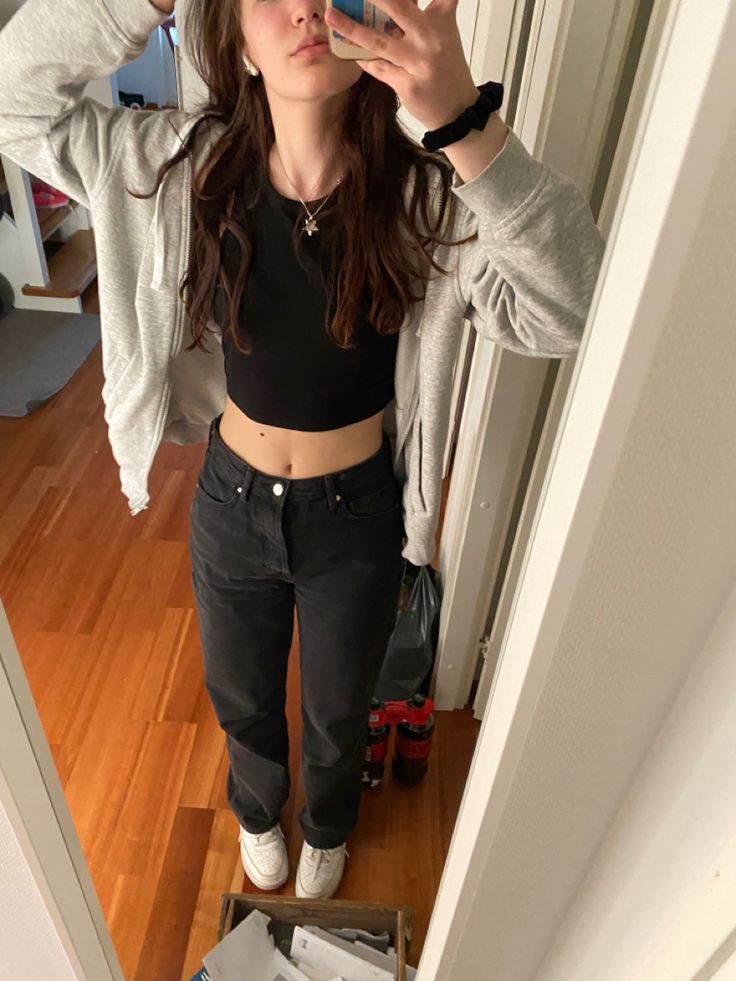 Grey Hoodie Black Jeans, Black Cropped T Shirt Outfit, Crop Hoodie And Jeans Outfit, Black Crop Top And Jeans Outfit, Gray Cropped Hoodie Outfit, Outfits With Black Crop Top, Crop Top Hoodie Outfit Jeans, Mom Jeans With Crop Top, Grey Cropped Hoodie Outfit