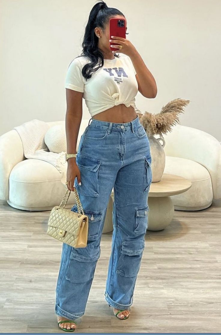 Cargo Jean Pants Outfit, Mummy Jeans Outfit Ideas, Blue Jean Cargo Pants Outfit, Boyfriend Jeans Outfit Baddie, Wide Leg Cargo Jeans Outfit, Boyfriend Pants Outfit, Kargo Jeans, Mummy Jeans, Denim Cargo Pants Outfit