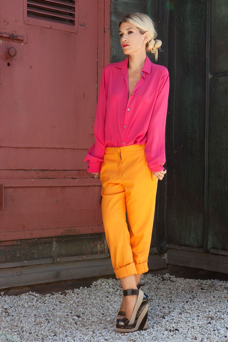 feminina mas muito moderna hein - percebem o contraste mesmo com essas cores sexy? Tangerine Outfit, Mode Ab 50, Chic Office Outfit, Chique Outfit, Orange Pants, Textil Design, Yellow Pants, Stil Inspiration, Looks Street Style