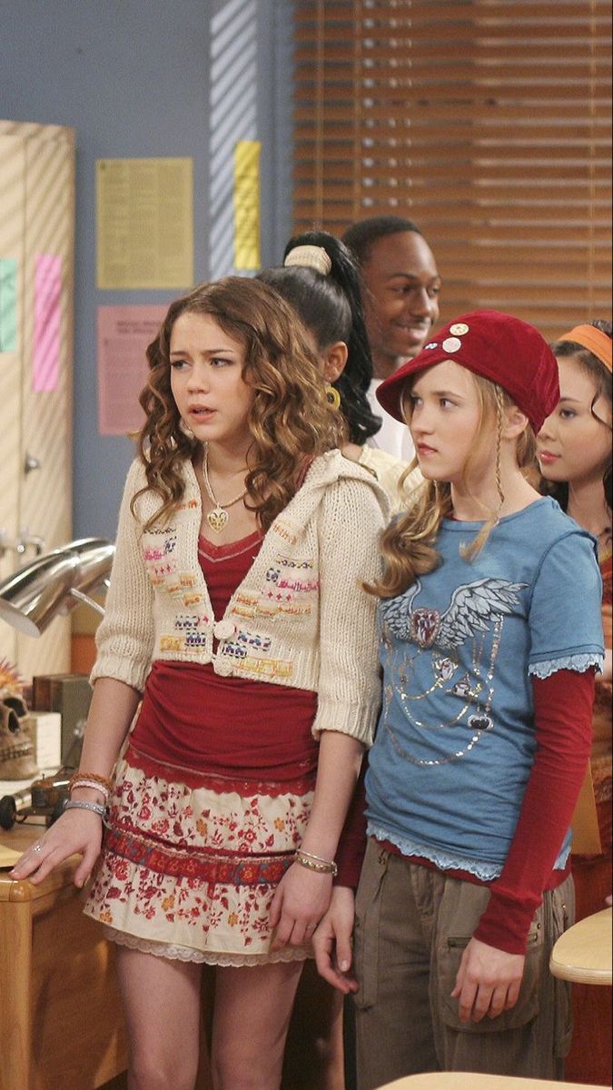 Miley Cyrus Hannah Montana Outfits, Hannah Montana Outfits Miley Cyrus, Early Aughts Fashion, Hannah Montana Fashion, Disney 2000s Fashion, 2000s Disney Channel Outfits, Miley Stewart Outfits, Disney Channel Fashion, 2000s Disney Channel Aesthetic