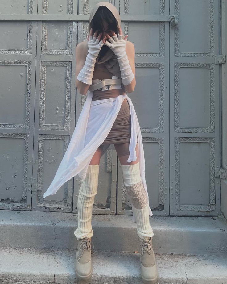 @Norabora_ on Insta Wasteland Outfit Aesthetic, Cyberpunk Y2k Fashion, White Dystopian Outfit, Utopian Outfit, Dune Clothes Aesthetic, Apocalypse Inspired Outfits, Dystopian Future Fashion, Dunecore Outfits, Sci Fi Fits