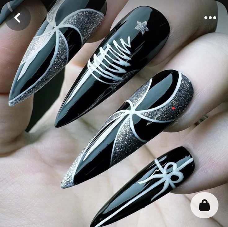 Gothmas Nails, Edgy Christmas Nails, Black Holiday Nails, Gothic Christmas Nails, Black Christmas Nail Designs, Black Christmas Nails, Nail Art Noel, Holiday Nails Christmas, Nails Art Designs