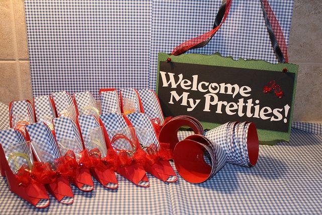 there are many plastic cups on the table and one has a sign that says welcome my pretties