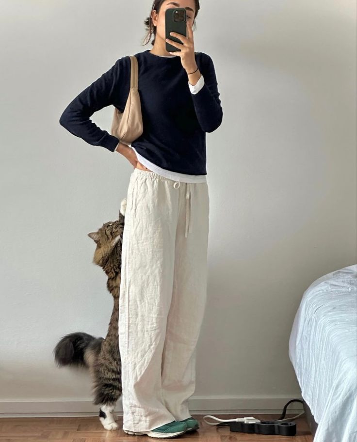 summer fits but beige spectrum 🌈 Ivory Pants Outfit, Mirror Selfie Outfit, Outfit Ideas Cute, Ideas Pose, Navy Sweatshirt, Parisian Vibes, Linen Pant, Outfit Chic, Chic Aesthetic