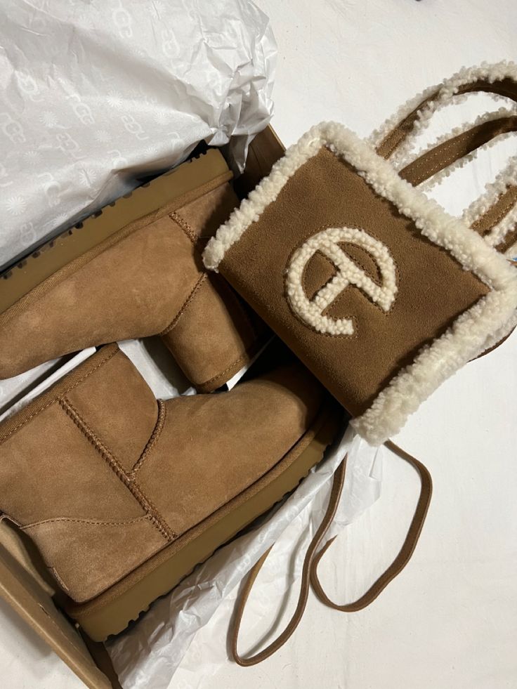 Ugg Telfar Bag Outfit, Ugg Telfar Bag, Ugg Telfar, Ugg Aesthetic, Telfar Bag Outfit, Ugg Bag, Telfar Bag, Fly Fits, Bag Outfit