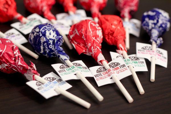 many lollipops are wrapped in red, white and blue wrappers on a table