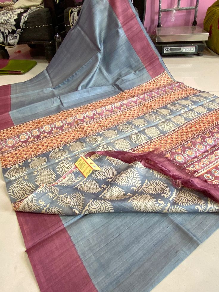 Tussar Saree, Spanish Resources, Printed Silk, Printed Blouse, Cotton Silk, Silk Printing, Silk Saree, Bathroom Ideas, Silk Sarees