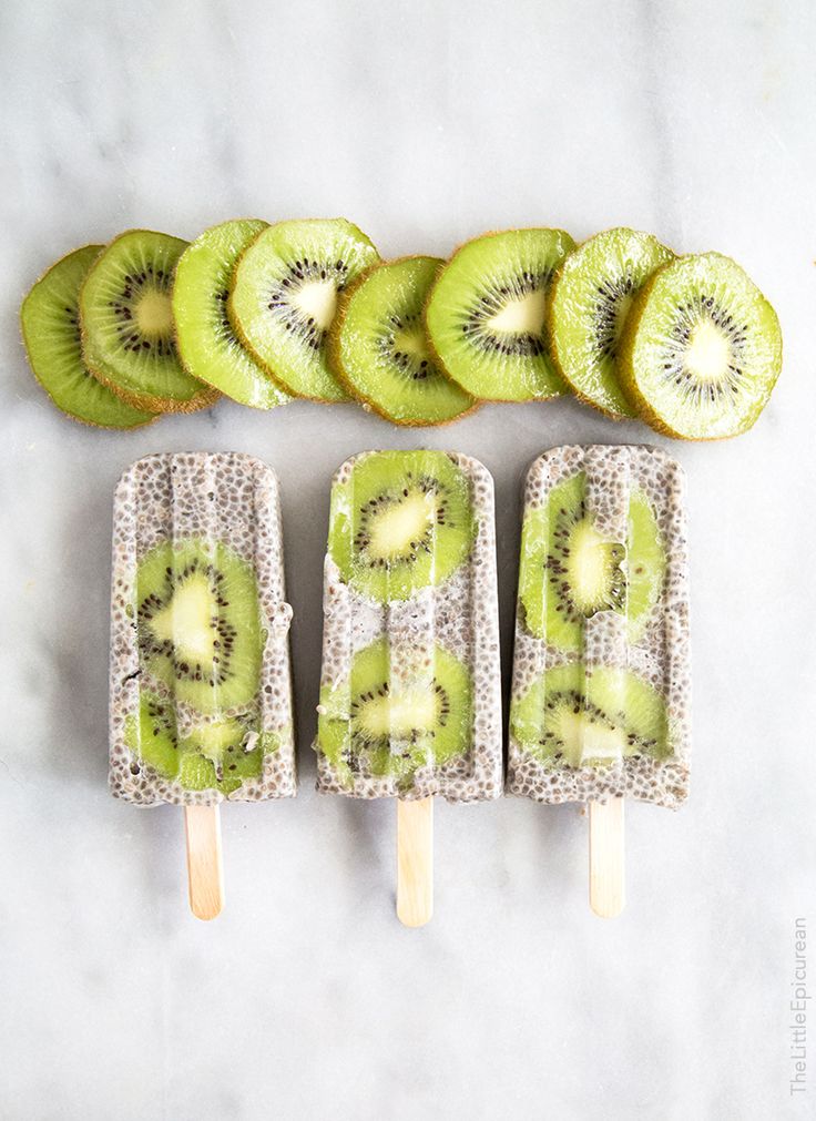 kiwi fruit popsicles are arranged on sticks