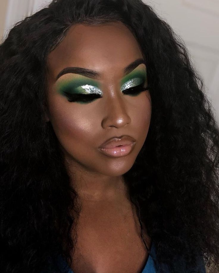 Pinterest: @idaliax0 🌹 Green Makeup Looks, Colourful Eyeshadow, Green Eyeshadow Look, Birthday Makeup Looks, Brown Girls Makeup, Christmas Makeup Look, Bold Makeup Looks, Prom Makeup Looks, Makeup For Black Skin