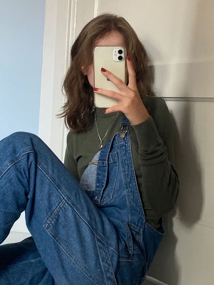 Denim Overalls Outfit, Blue Denim Overalls, Green Turtleneck, Overalls Outfit, Downtown Outfits, Downtown Girl, Mode Inspo, Outfit Inspo Fall, Denim Overalls