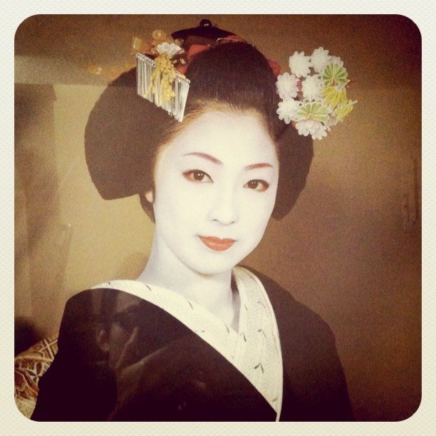 Mineko Iwasaki Miss Saigon, Memoirs Of A Geisha, Geisha Art, Japanese Geisha, Japan Culture, Charlie Chaplin, Japan Art, Pose Reference Photo, Japanese Women