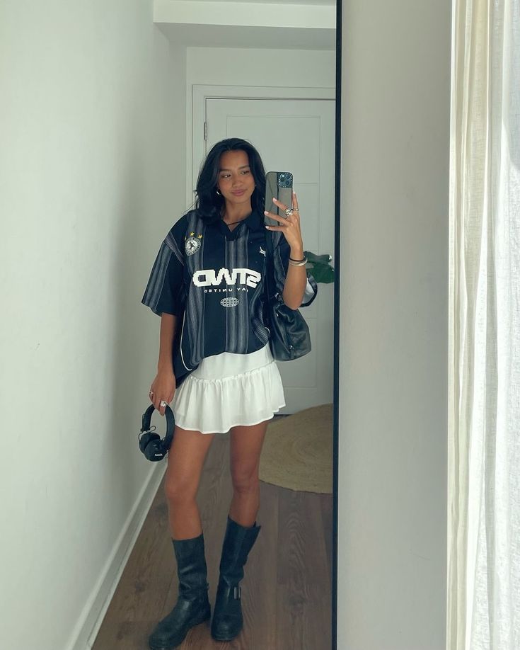 7 easy looks by @hannaroslan 🤍 Chic Sporty Outfits, Soccer Game Outfits, Cute Sporty Outfits, Homecoming Outfit, Football Jersey Outfit, Miniskirt Outfits, 1990's Fashion, Football Outfits, Sporty Outfits