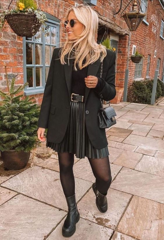 Simple Winter Outfits, Rok Outfit, Ny Outfits, Leather Skirt Outfit, Leather Pleated Skirt, Wardrobe Tips, Outfits Chic, Nice Style, Stylish Work Outfits