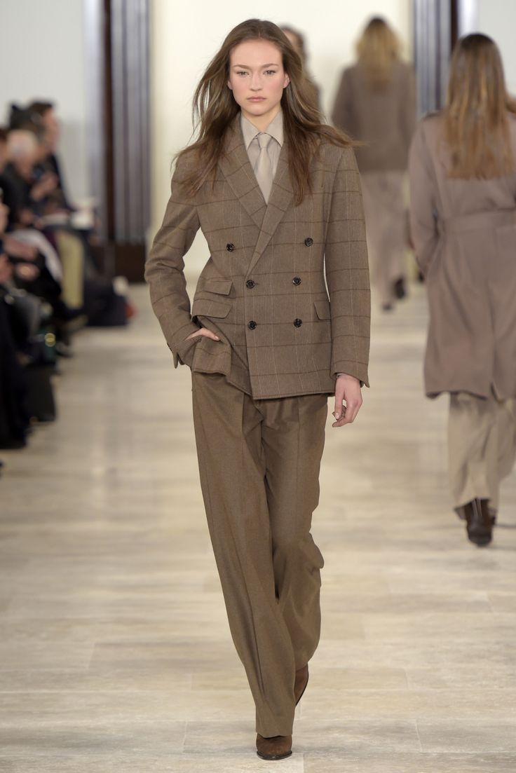 Ralph Ralph Lauren Runway, Ralph Lauren Womens Clothing, Woman In Suit, Ralph Lauren Suits, 90s Runway Fashion, Runway Fashion Couture, Runway Outfits, Business Suits, Woman Suit Fashion