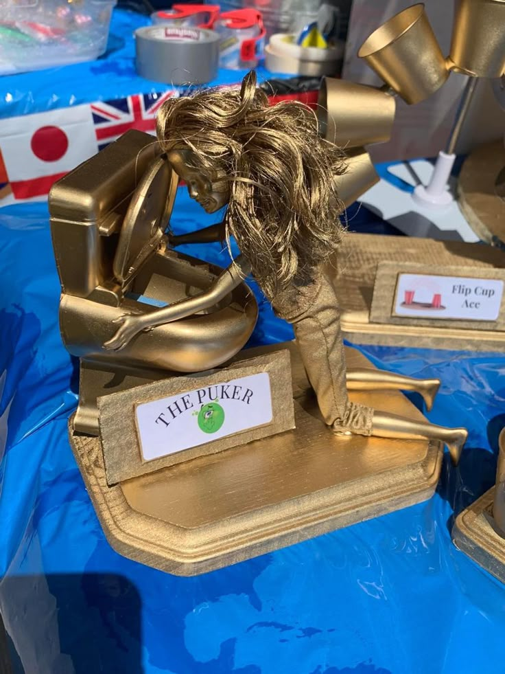 a gold statue is on display at an event