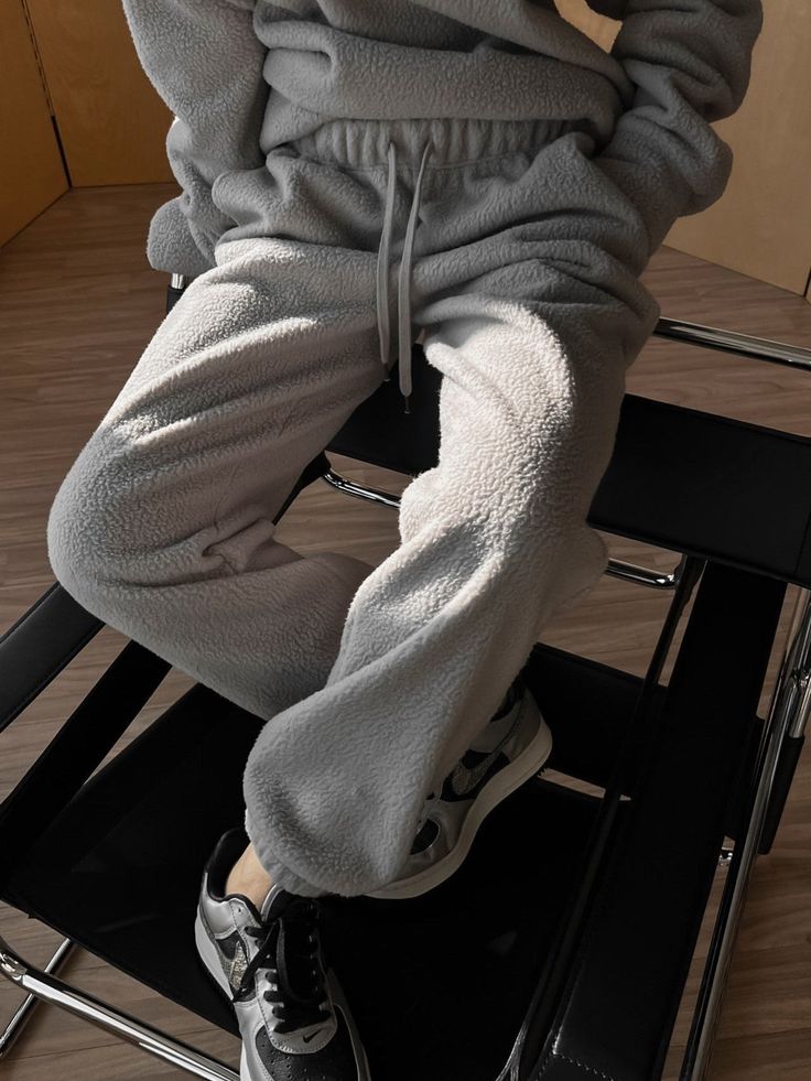 Super comfortable relaxed fit sweatpants in teddy soft fleece style. Soft plush feel. Matching Teddy Comfy Sweatshirt. Model is in MINUSEY ONE SIZE. ✔️ Free worldwide express shipping over $100✔️ Loved by 6,500+ customers✔️ Limited edition collections, maximum style⠀⠀⠀⠀⠀⠀⠀⠀⠀Stay ahead of the trend with can’t-find-anywhere-else staples. Your closet will thank you 💕 * MINUSEY ONE SIZE = EU 34-38, US 2-6* 100% Polyester* Dry clean* Made in Korea - Model Height: 171cm/5'7" (US2, EU34) Sweatshirt Model, Girl Sweatpants, Creamy Lipstick, Comfy Sweatpants, Summer Fashion Dresses, Comfy Sweatshirt, Hoodie Girl, The Trend, Model Height