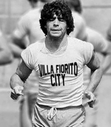 an old photo of a man running in shorts and a t - shirt that says villa fiorito city