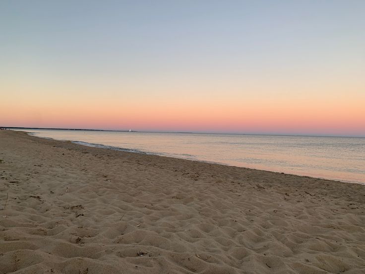 the beach is empty at sunset and there are no people on it or in the water