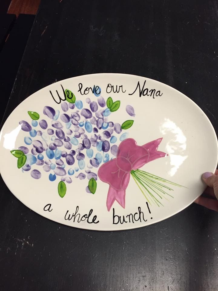 a plate with flowers painted on it that says we love our mama, a whole bunch