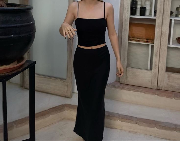 Slim Black Skirt Outfit, Outfits With Black Maxi Skirt, Black Long Skirt Outfit Aesthetic, Black Tube Skirt Outfit, Long Black Skirt Outfit Aesthetic, Long Black Skirt Outfit Summer, Tube Skirt Outfit, Black Long Skirt Outfit, Mid Skirt Outfits