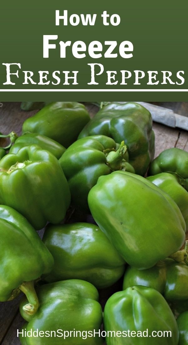 green peppers piled on top of each other with the words how to freeze fresh peppers