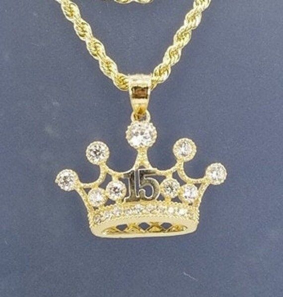 A beautiful crown for the princess that turns 15, all in 14k gold  With a 20 inch and 2mm thick, rope style necklace in 14k gold for just $529.00!  Pendant is 15mm in height and 20mm width, with zirconia synthetic  stones. Gift box is included.  Una hermosa corona para la princesa que cumpla sus 15 años en oro de 14k  Con una cadena estilos torzal de 20 pulgadas y 2mm de gruesa, en oro de 14k por tan solo $529.00.! El pendiente esta 15mm de alto y 20mm de ancho, con piedras zirconia sinteticas . Caja de regalo incluida. Catholic Jewelry, Necklace Lengths, Jewelry Necklace Pendant, Handmade Items, Jewelry Necklaces, White Gold, Pendant Necklace, Gemstones, Pendant